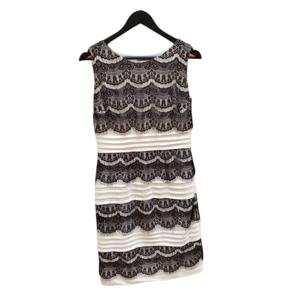 Laura lace evening dress - Picture 2 of 4